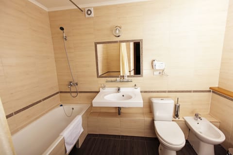 Standard Twin Room | Bathroom | Deep soaking tub, free toiletries, hair dryer, bathrobes