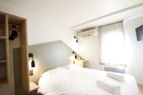 Standard Double Room | Premium bedding, desk, iron/ironing board, free WiFi