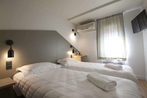 Standard Twin Room | Premium bedding, desk, iron/ironing board, free WiFi