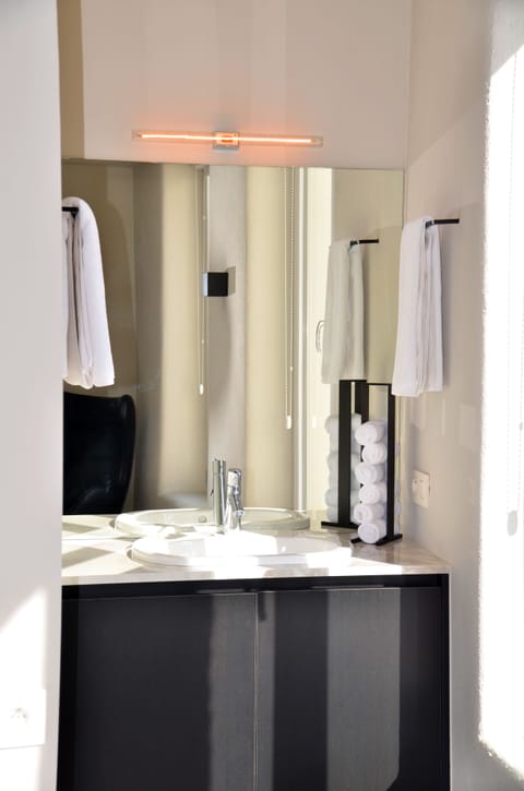 Double Room | Bathroom | Shower, free toiletries, hair dryer, towels