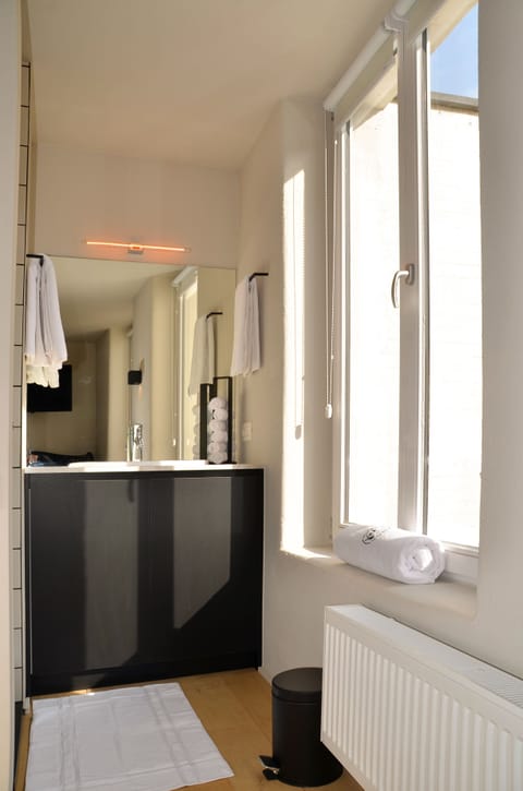 Double Room | Bathroom | Shower, free toiletries, hair dryer, towels