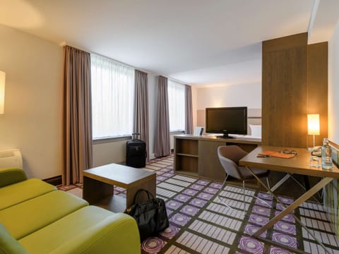 Junior Suite, 1 King Bed with Sofa bed | 1 bedroom, hypo-allergenic bedding, in-room safe, desk