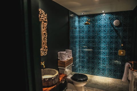 William de Percy Classique Grande | Bathroom | Free toiletries, hair dryer, bathrobes, slippers