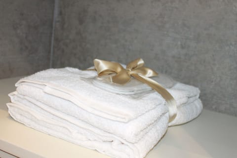 Suite | Bathroom amenities | Shower, rainfall showerhead, free toiletries, hair dryer