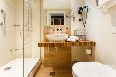 Standard Double or Twin Room | Bathroom | Rainfall showerhead, free toiletries, hair dryer, towels