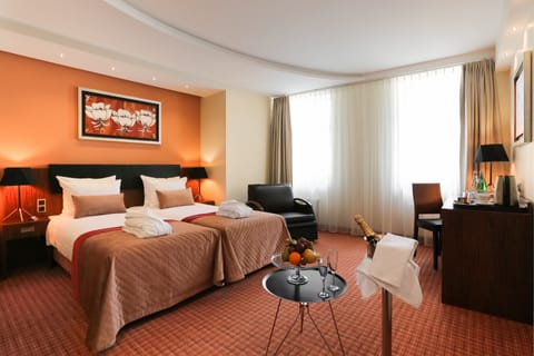 Junior Suite, 1 Double or 2 Twin Beds | Hypo-allergenic bedding, minibar, in-room safe, desk