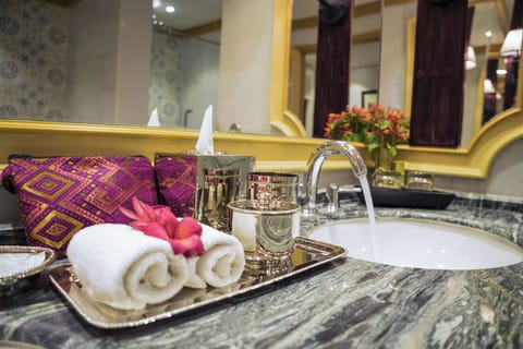 Executive Suite (Mekong) | Bathroom | Bathtub, free toiletries, towels