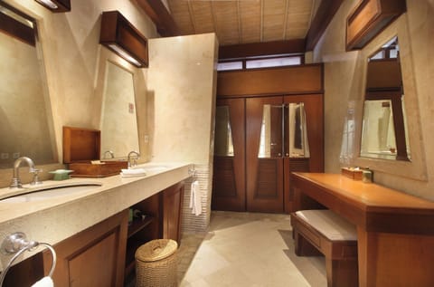 Alam Villa | Bathroom | Free toiletries, hair dryer, towels