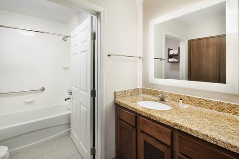 Combined shower/tub, hair dryer, towels