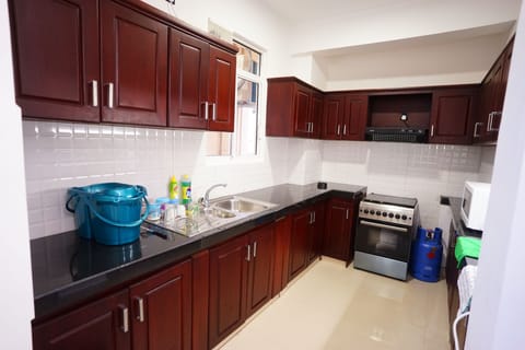 Luxury Apartment, 4 Bedrooms | Private kitchenette | Coffee/tea maker