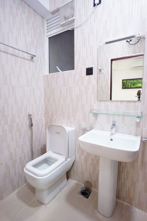 Luxury Apartment, 4 Bedrooms | Bathroom | Shower, towels