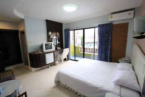 Standard Room with Balcony | Minibar, in-room safe, soundproofing, free WiFi