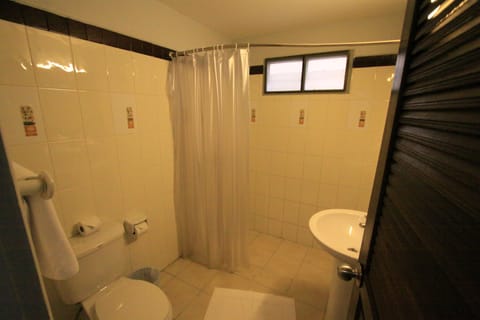 Standard Room with Balcony | Bathroom | Shower, free toiletries, hair dryer, towels