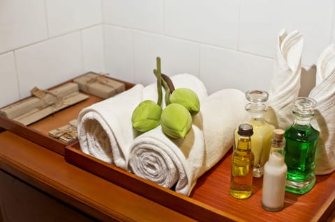 Deluxe Room | Bathroom amenities | Shower, free toiletries, towels