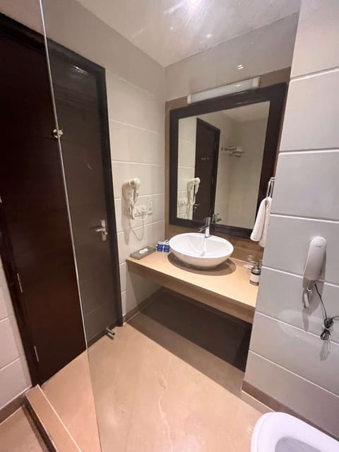 Superior Room, 2 Twin Beds | Bathroom | Shower, free toiletries, slippers, bidet