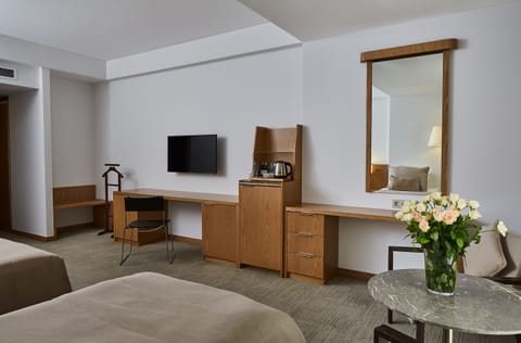 Standard Room | Minibar, in-room safe, desk, iron/ironing board