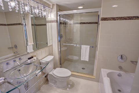 Marina Suite | Bathroom | Free toiletries, hair dryer, bathrobes, towels