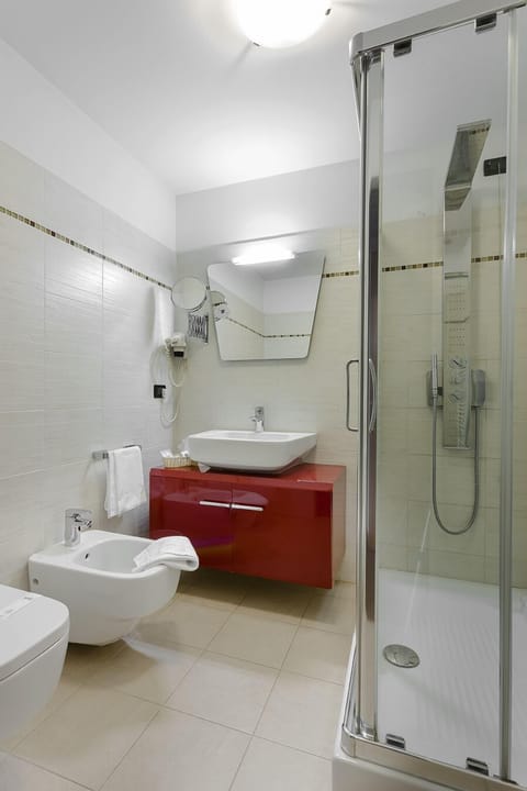 Superior Double Room | Bathroom | Rainfall showerhead, free toiletries, hair dryer, bidet