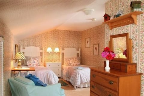 Bluebird | Individually decorated, free WiFi, bed sheets