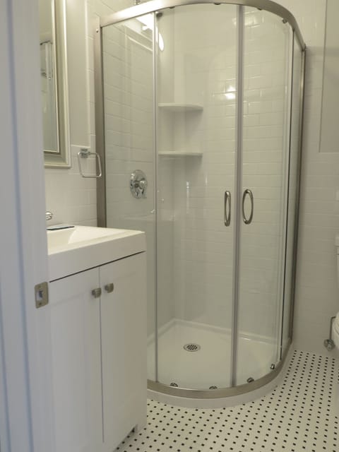 Deluxe Room, 1 King Bed, Private Bathroom, Partial Ocean View (Room 19) | Bathroom shower