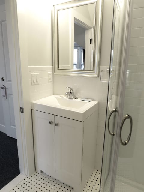 Deluxe Room, 1 King Bed, Private Bathroom, Partial Ocean View (Room 19) | Bathroom | Free toiletries, hair dryer, towels, soap