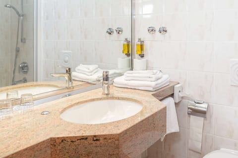 Standard Room, 1 Double Bed, Bathtub | Bathroom | Combined shower/tub, eco-friendly toiletries, hair dryer, towels