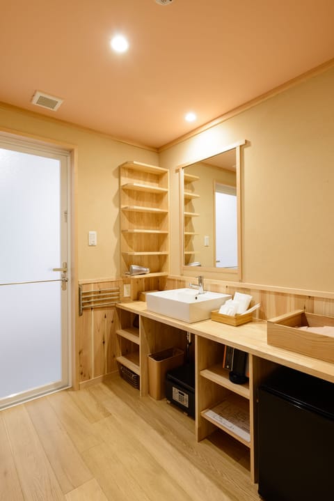 Deluxe Room 1 | Bathroom | Combined shower/tub, deep soaking tub, hair dryer, bidet