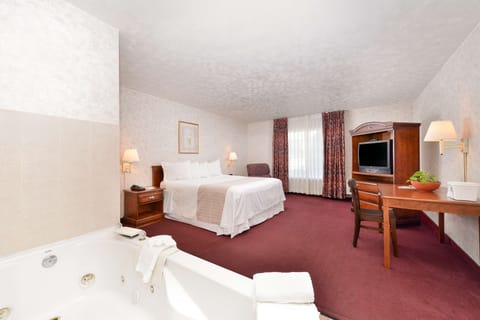 Suite, 1 King Bed, Non Smoking (Jacuzzi) | Desk, iron/ironing board, cribs/infant beds, free WiFi