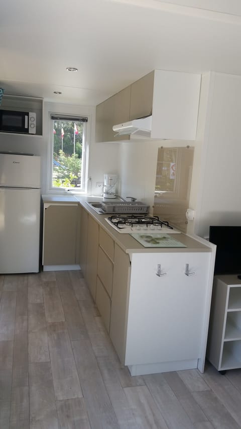 Mobile Home, 3 Bedrooms (Figarella) | Private kitchenette | Fridge, microwave, stovetop, cookware/dishes/utensils