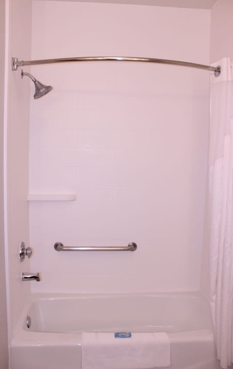 Combined shower/tub, hair dryer, towels