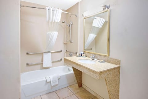 Combined shower/tub, free toiletries, hair dryer, towels