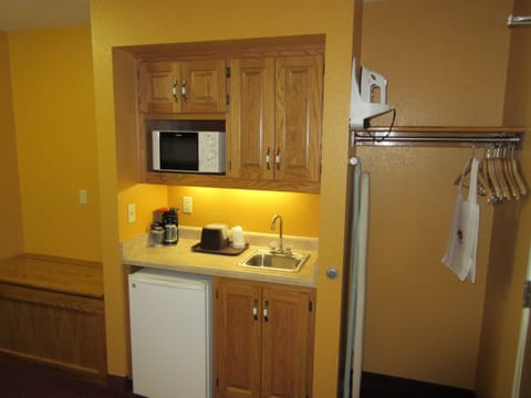 Superior Room | Private kitchenette | Fridge, microwave, coffee/tea maker
