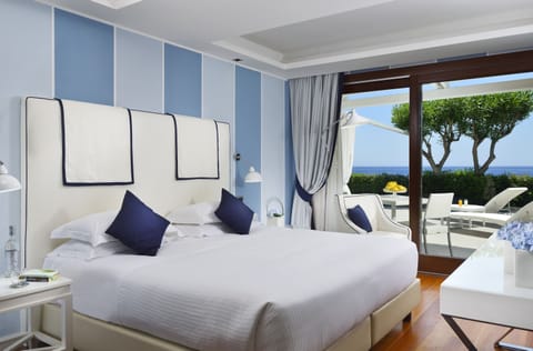 Deluxe room with sea view | Down comforters, minibar, in-room safe, desk