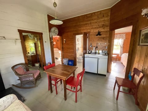 Appolt Cabin | Individually decorated, individually furnished, free WiFi, bed sheets