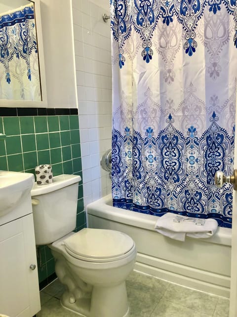 Combined shower/tub, free toiletries, towels