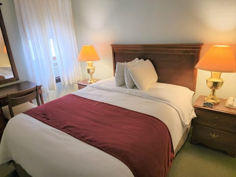 One Queen Bed and One Double Bed with Sitting Area | Free WiFi, bed sheets