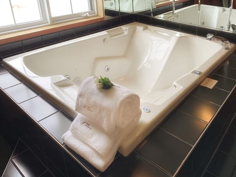 Superior Room, 1 Queen Bed, Jetted Tub | Jetted tub