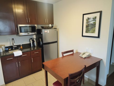 Suite, 1 Queen Bed Hearing Accessible | Private kitchen