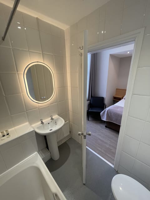 Single Room | Bathroom | Combined shower/tub, free toiletries, hair dryer, towels