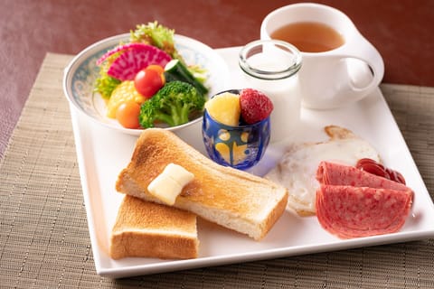 Daily continental breakfast (JPY 1650 per person)