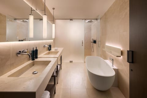 Family Junior Suite | Bathroom shower