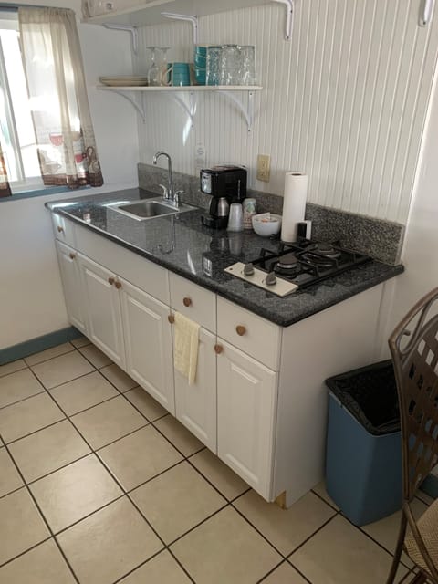 Kitchen Cottage, 2 Double | Private kitchenette | Fridge, microwave