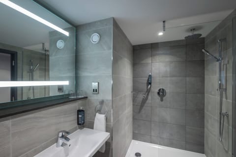 Superior Quadruple Room | Bathroom | Deep soaking tub, eco-friendly toiletries, hair dryer, towels