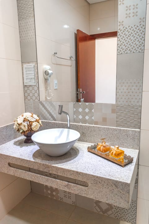 Master Triplo Terreo | Bathroom | Free toiletries, hair dryer, towels, soap