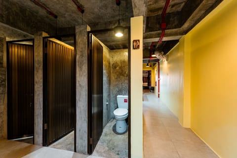 Shower, rainfall showerhead, free toiletries, towels