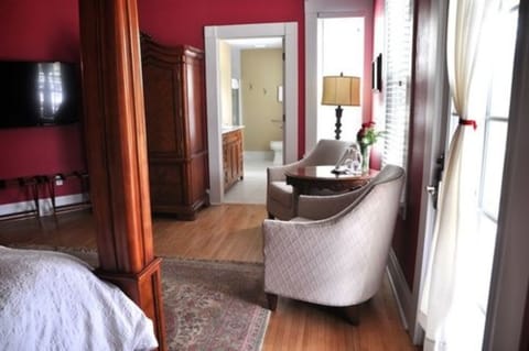 Room, Shared Bathroom (King Bed) | Individually decorated, individually furnished, desk, free WiFi