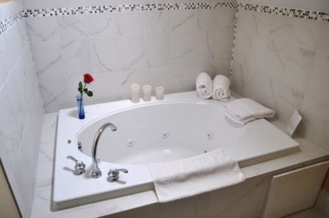 Room, Shared Bathroom (King Bed) | Bathroom | Shower, free toiletries, hair dryer, bathrobes