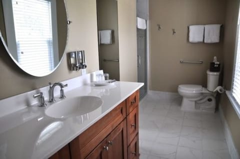 Room, Shared Bathroom (King Bed) | Bathroom | Shower, free toiletries, hair dryer, bathrobes