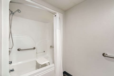 Room, 1 Queen Bed, Accessible, Non Smoking (Bathtub) | Accessible bathroom
