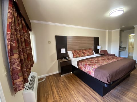 Standard Room, 1 King Bed | Iron/ironing board, free WiFi, bed sheets
